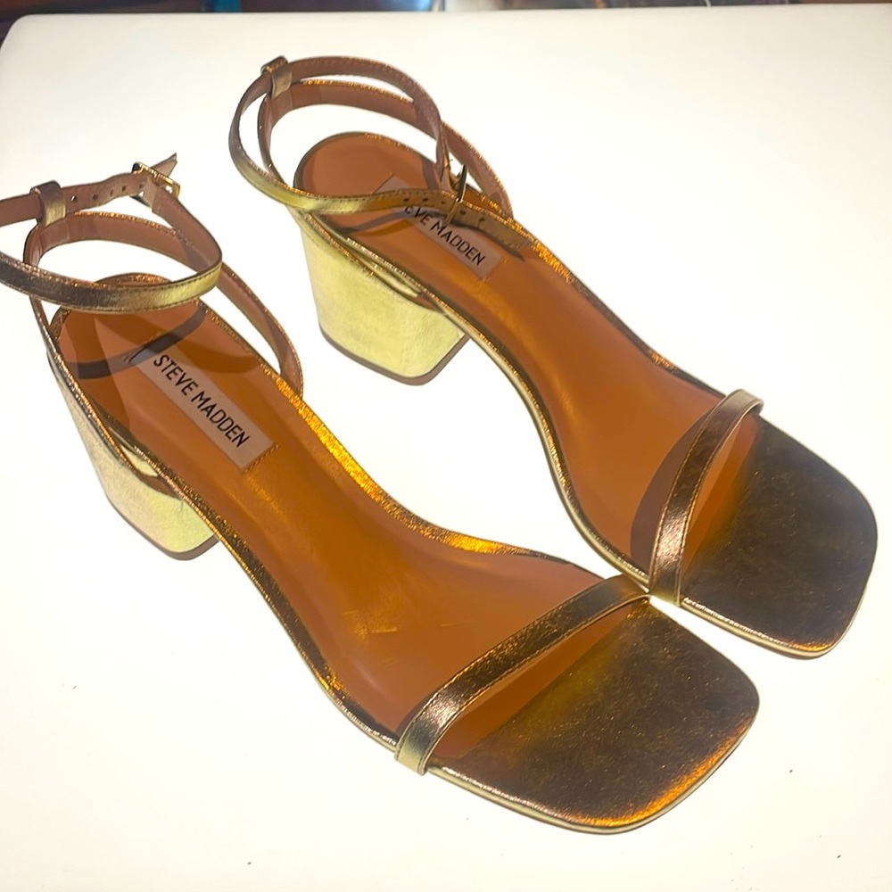GOLD Steve Madden strappy’s!!